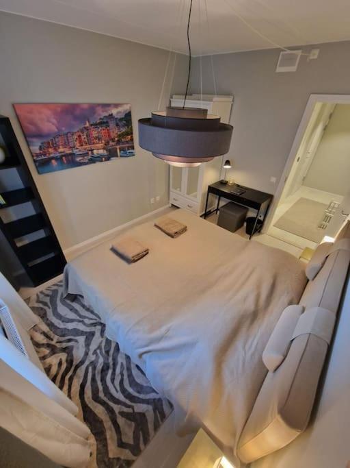 שטוקהולם Modern Room With Bathroom, No Kitchen And Your Own Entrance מראה חיצוני תמונה