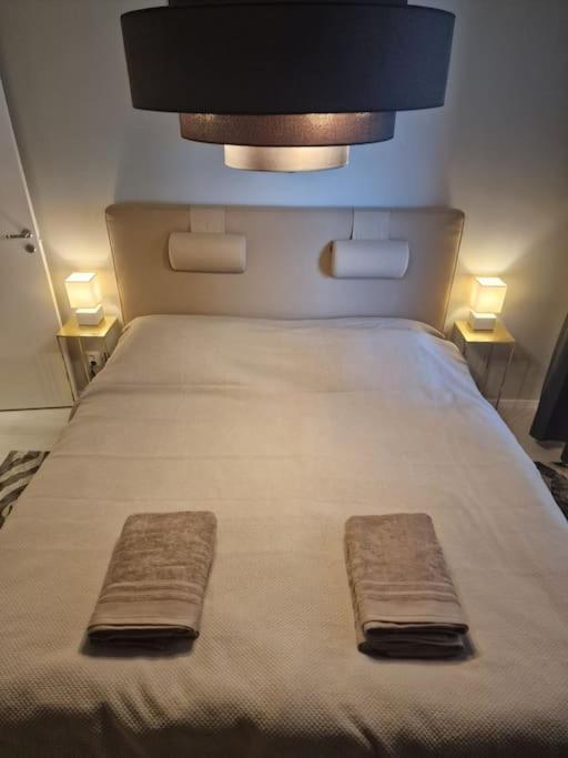 שטוקהולם Modern Room With Bathroom, No Kitchen And Your Own Entrance מראה חיצוני תמונה