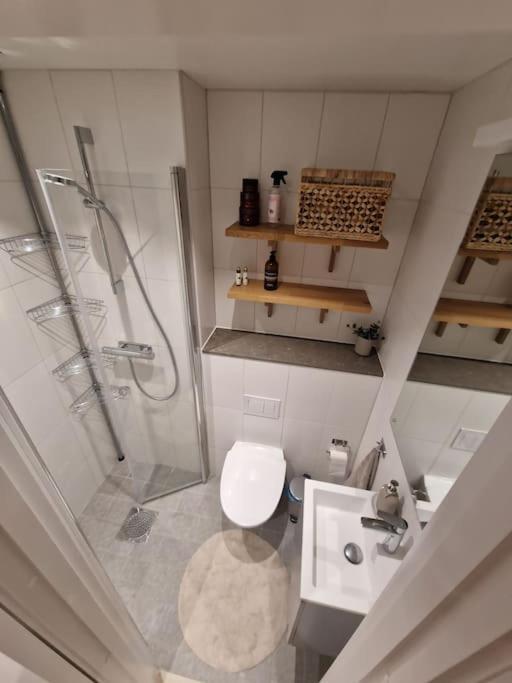 שטוקהולם Modern Room With Bathroom, No Kitchen And Your Own Entrance מראה חיצוני תמונה